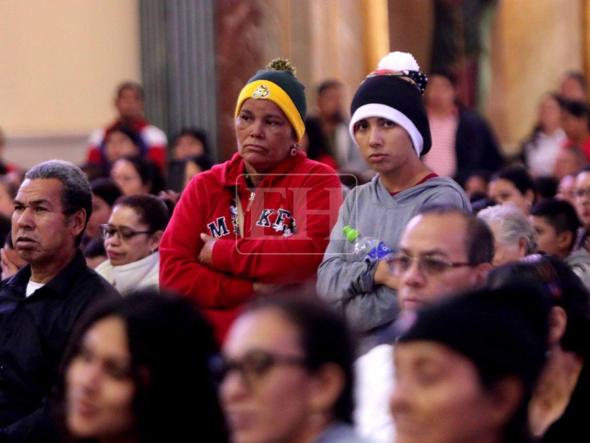 Niños y ancianos a la intemperie: fieles soportan las bajas temperaturas previo a la alborada