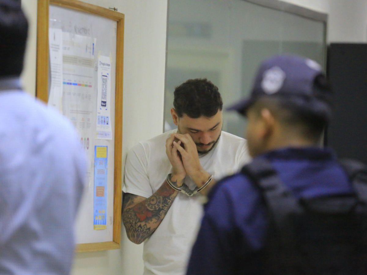 Con beso en la mejilla: así recibieron a Dennis Galván en el juzgado sus familiares