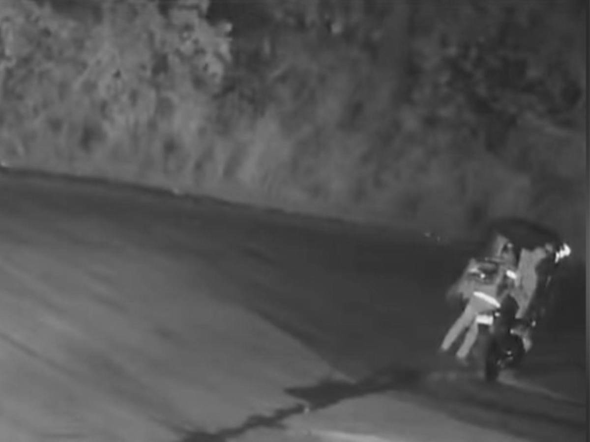 En 32 segundos y en mototaxi asaltan a un motociclista en Los Laureles