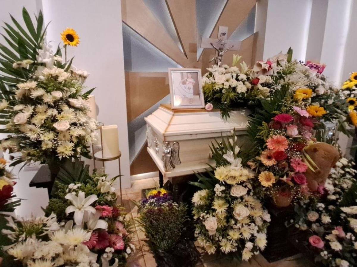 Rodeada de flores y con fotos: velan a Leyreth Aguilar, víctima del accidente en Villa Nueva