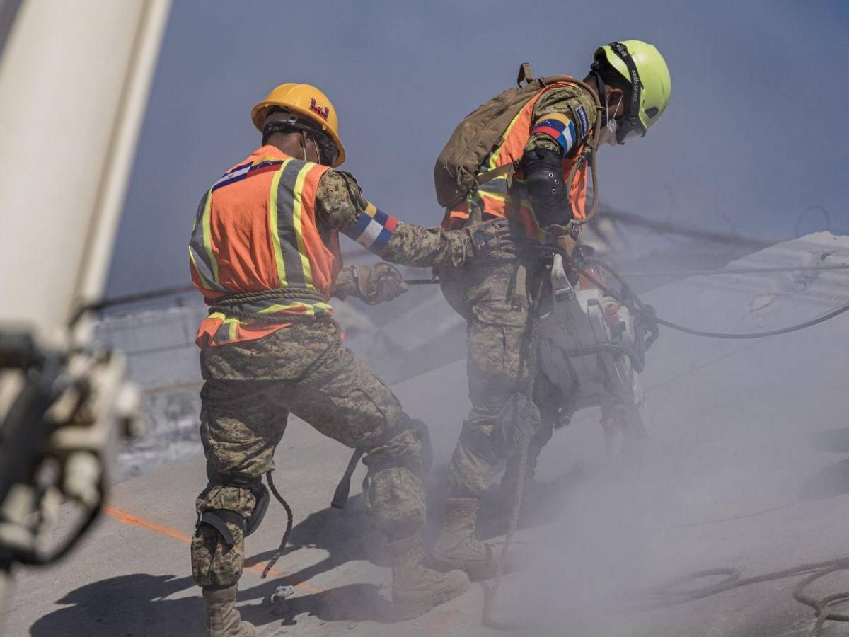¿Cómo es la labor de los rescatistas en Venezuela tras doble terremoto?