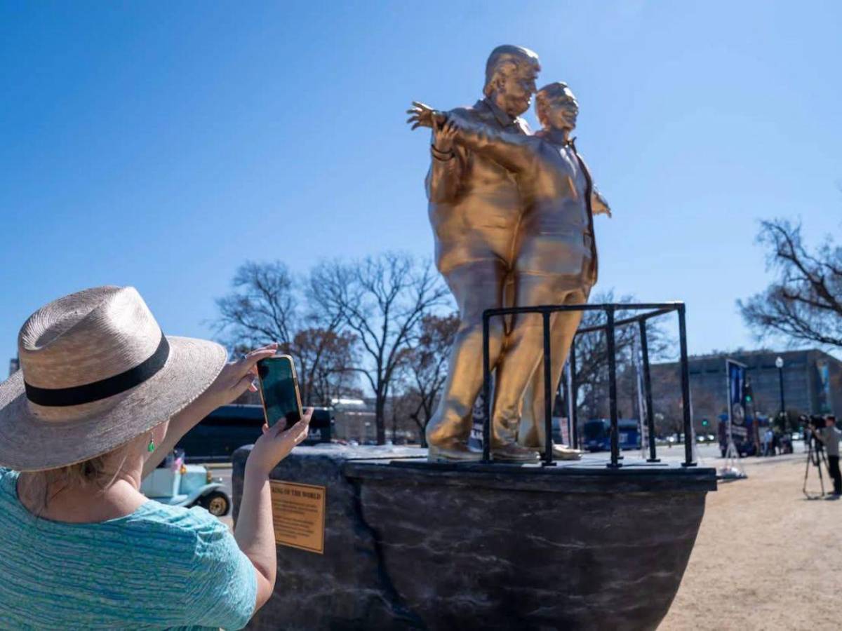 Estatua de Trump y Epstein imitando escena de Titanic se vuelve viral