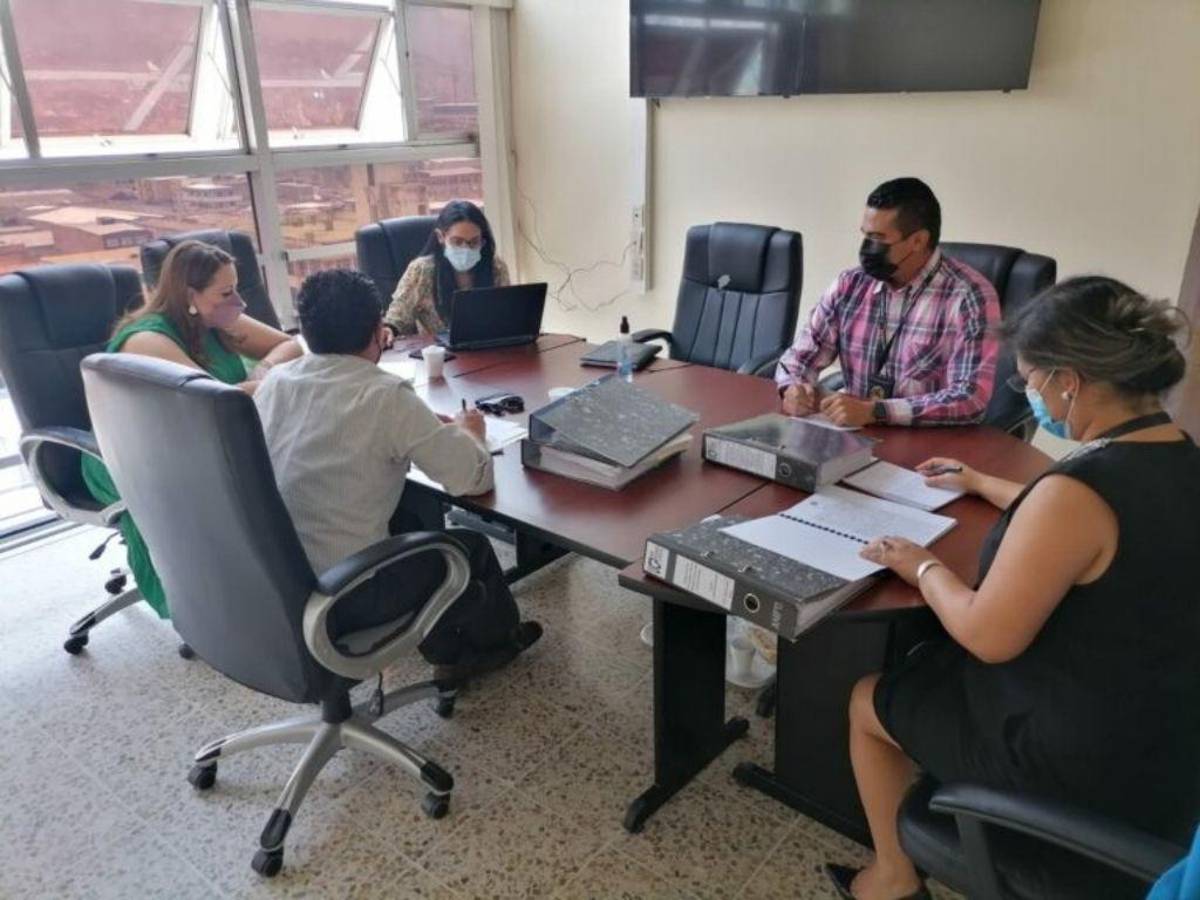 Ministerio Público interroga a encargada de la UCP por irregularidades en Residencial Morazán