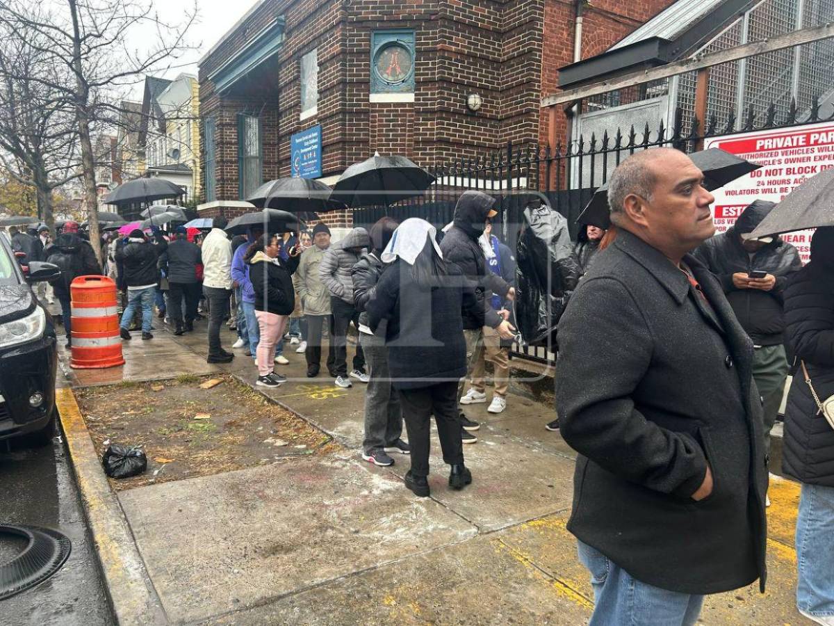 Largas filas y quejas marcan la jornada de votación de hondureños en Nueva York