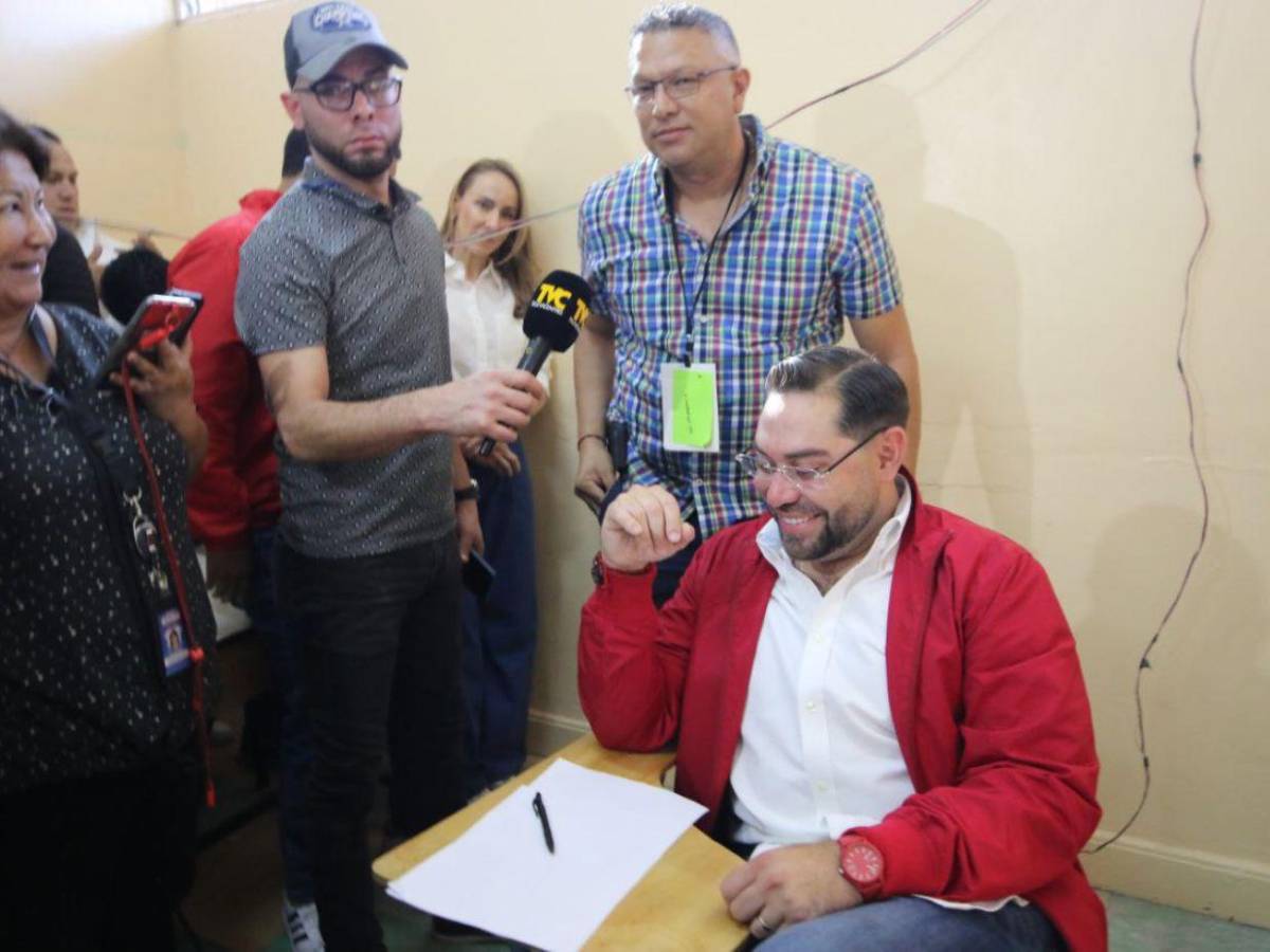 Jorge Cálix se mofa de atraso de maletas electorales en centros de votación