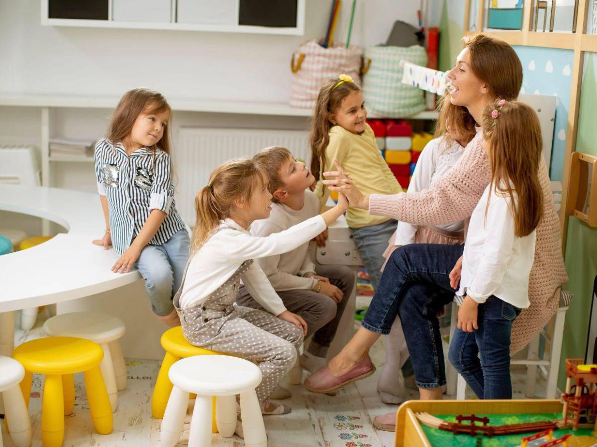 Acusan a maestra de guardería en Nueva York de agredir a menores