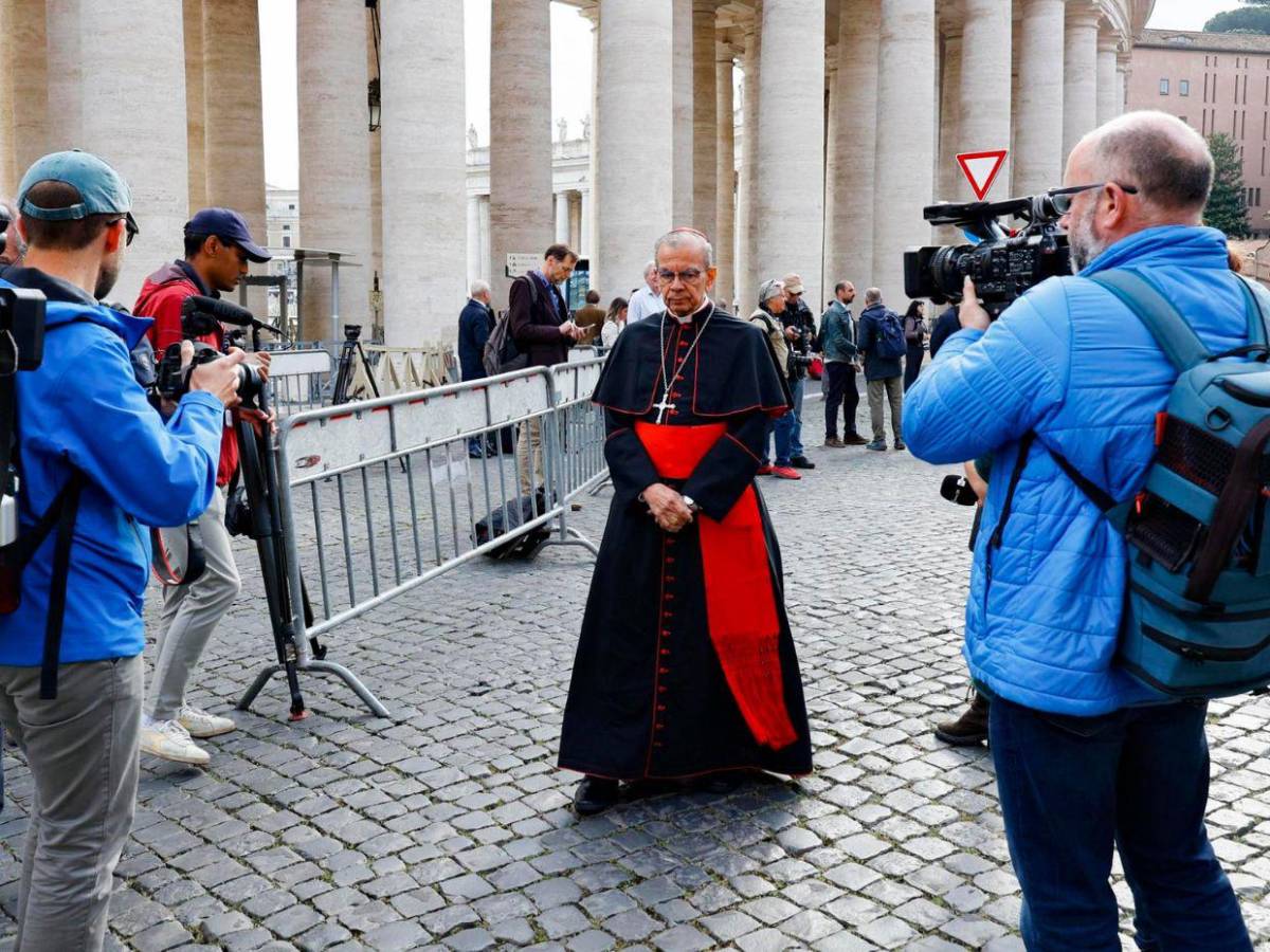 Entre rituales, alianzas y toque de queda, llegan los cardenales a Roma