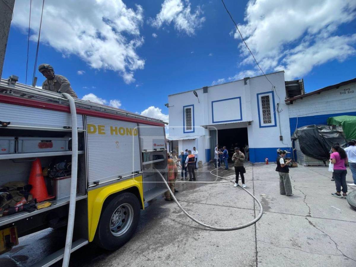 Las imágenes del incendio que quemó una bodega de llantas en el anillo periférico
