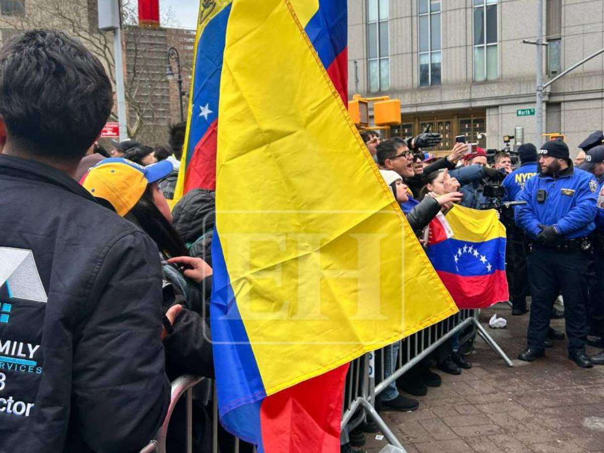 Protestan en Nueva York durante la audiencia contra Nicolás Maduro y su esposa