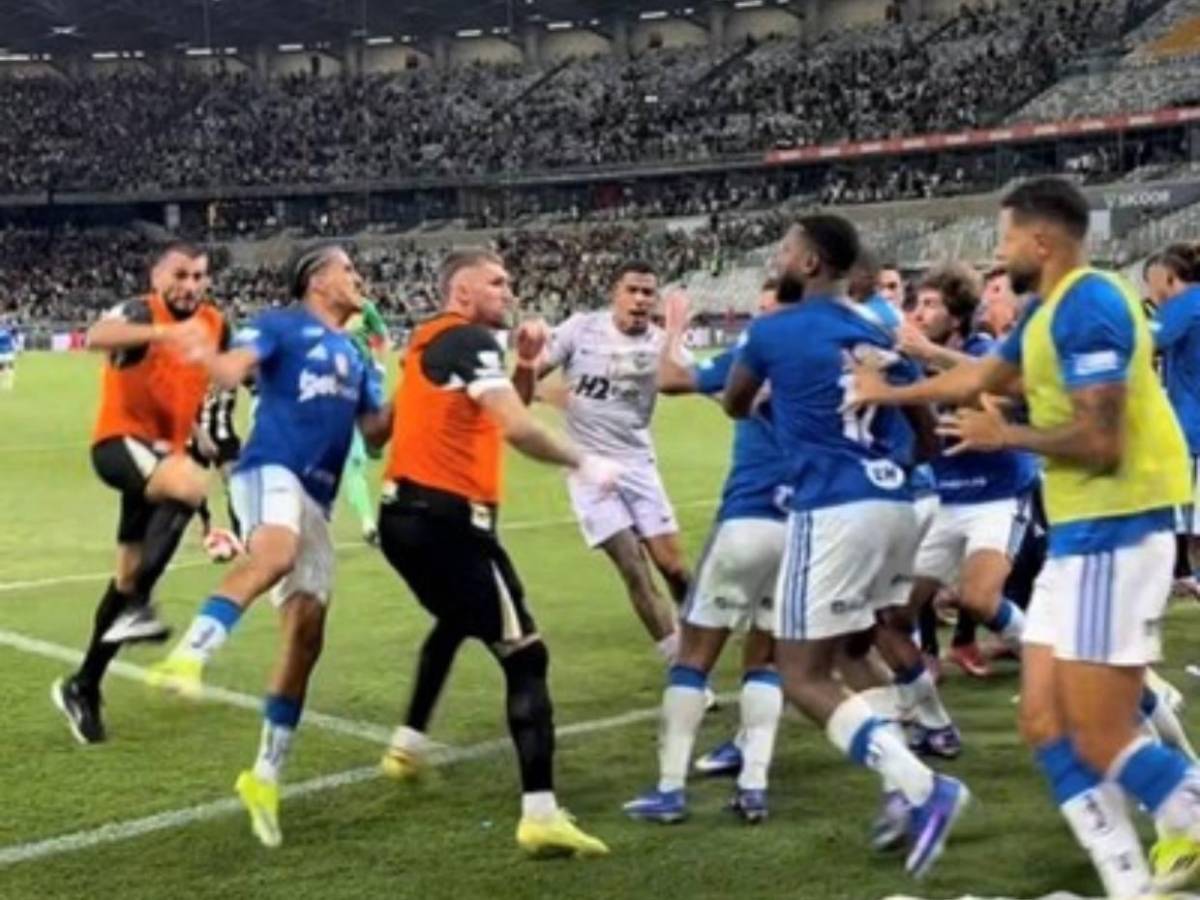 Batalla campal en partido de fútbol deja 23 expulsados: las impactantes imágenes de la pelea