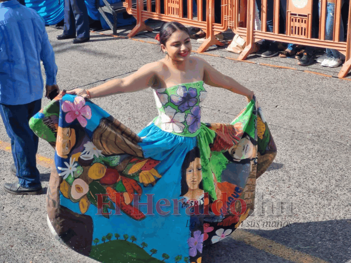 Las estudiantes rindieron homenaje a la flora, fauna y etnias del país.