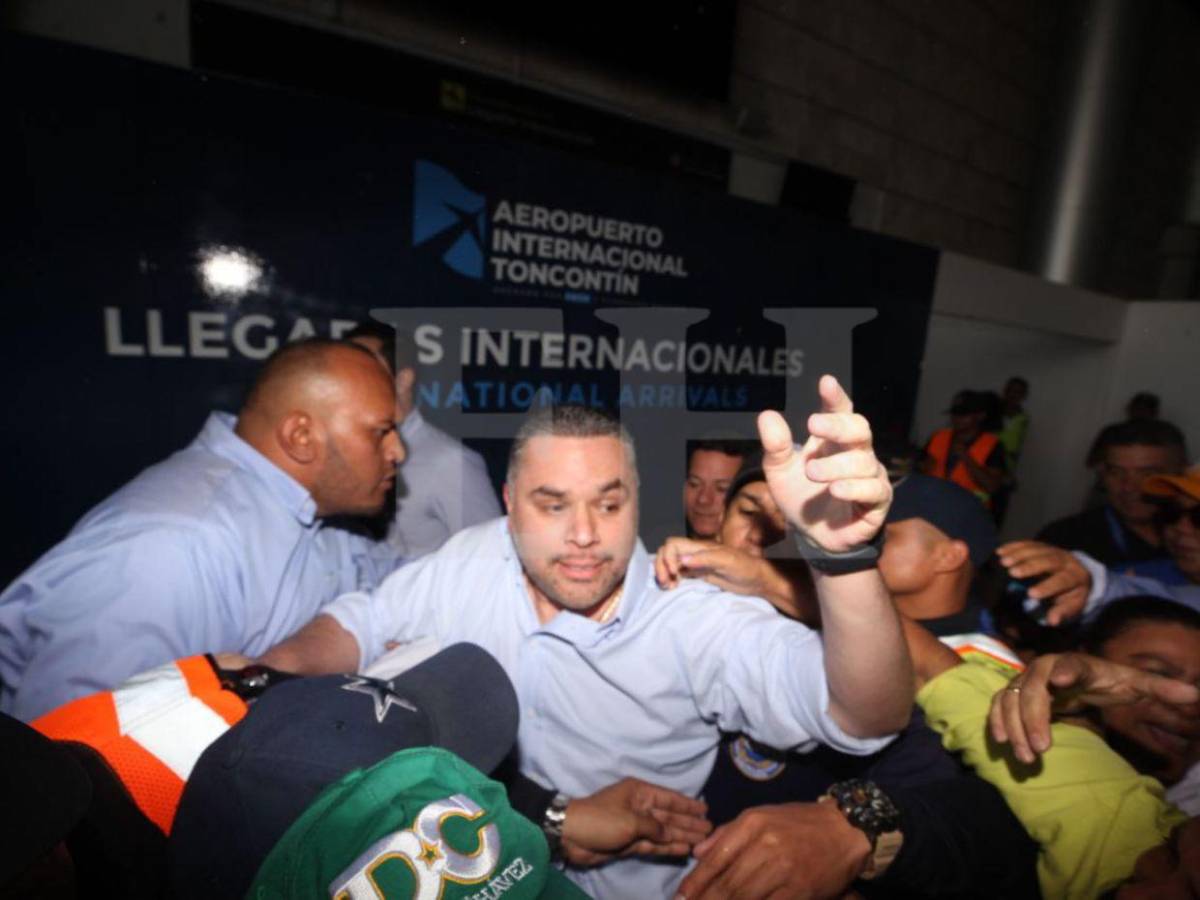 Multitud de nacionalistas recibe a David Chávez tras más de un año prófugo por orden de captura