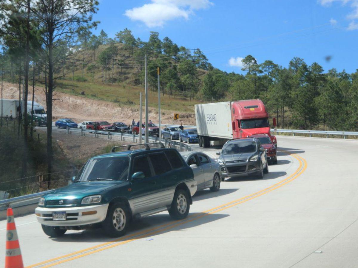 Imágenes del accidente de cuatro motocicletas que dejó un muerto en carretera a El Paraíso