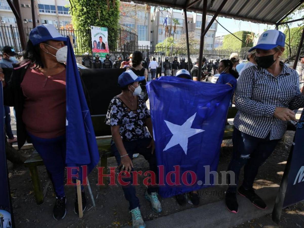 “Él no es narcotraficante”: Simpatizantes nacionalistas acuden a apoyar a Juan Orlando Hernández