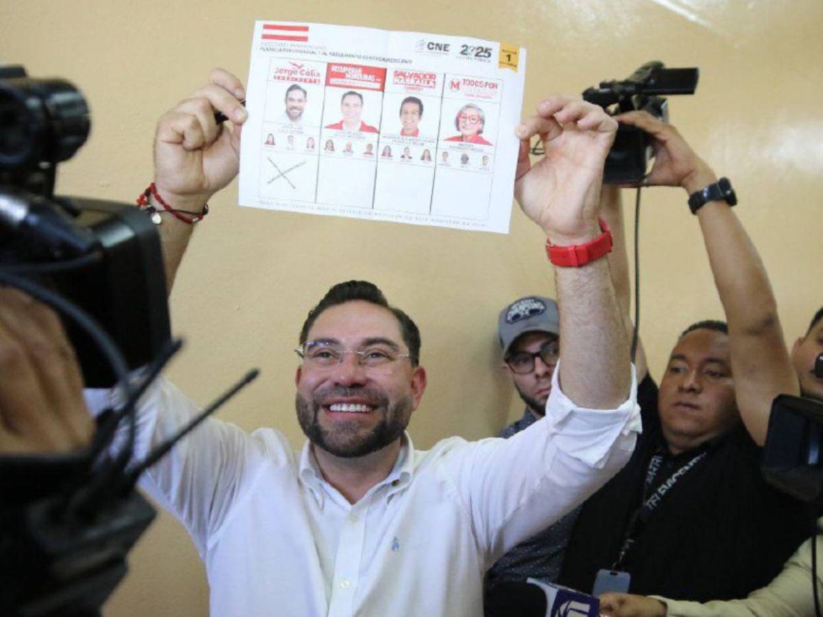 Jorge Cálix ejerce el sufragio tras horas de espera por atraso de maletas electorales