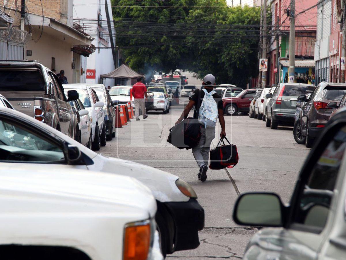 Con maleta en mano, viajeros comienzan a abandonar la capital para celebrar la Navidad