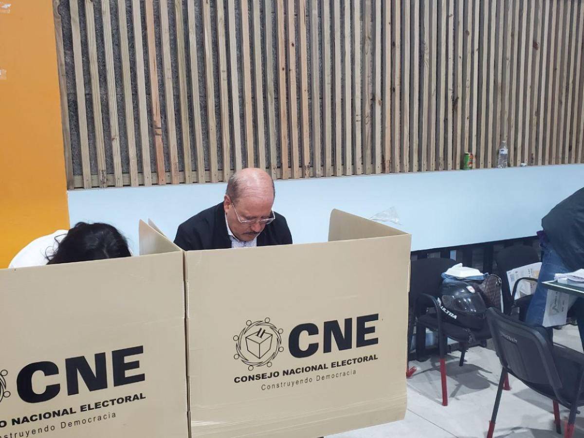 Con alegría y emoción: Así llegó a votar Hugo Noé Pino, vicepresidente del CN