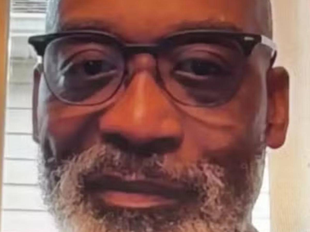 Pastor escribió un libro de cómo amar a su cónyuge ​​​​​y fue detenido por tener varias esposas