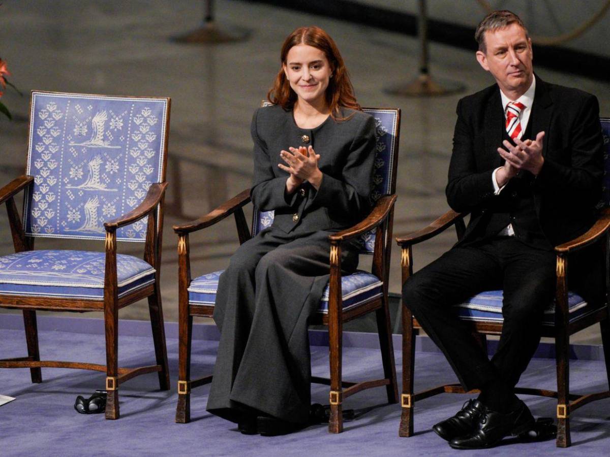 Hija de María Corina Machado  recibe el Premio Nobel de la Paz en nombre de su madre