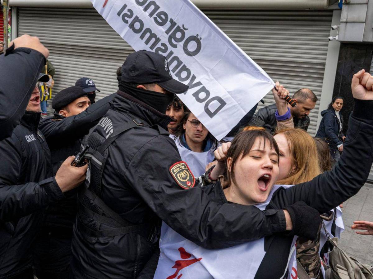 Entre golpes y detenciones, Estambul se suma a la marcha en el Día del Trabajador