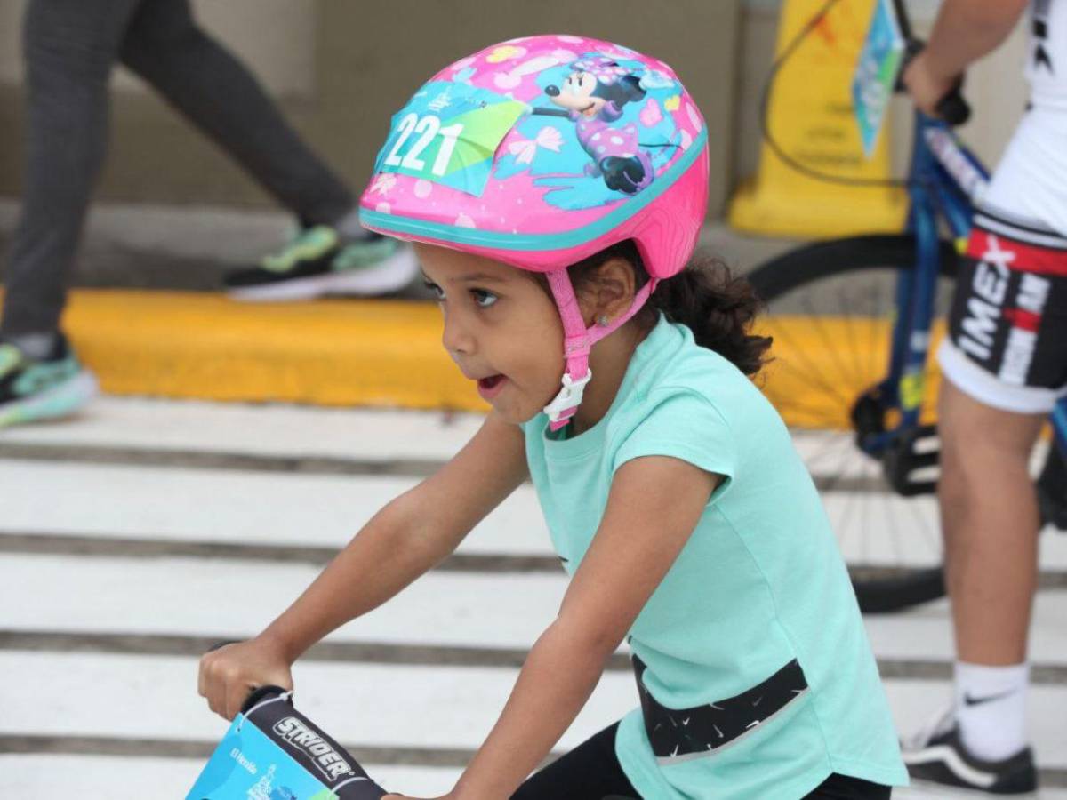 Cascos geniales y divertidos lucen los peques en la Vuelta Infantil 2025