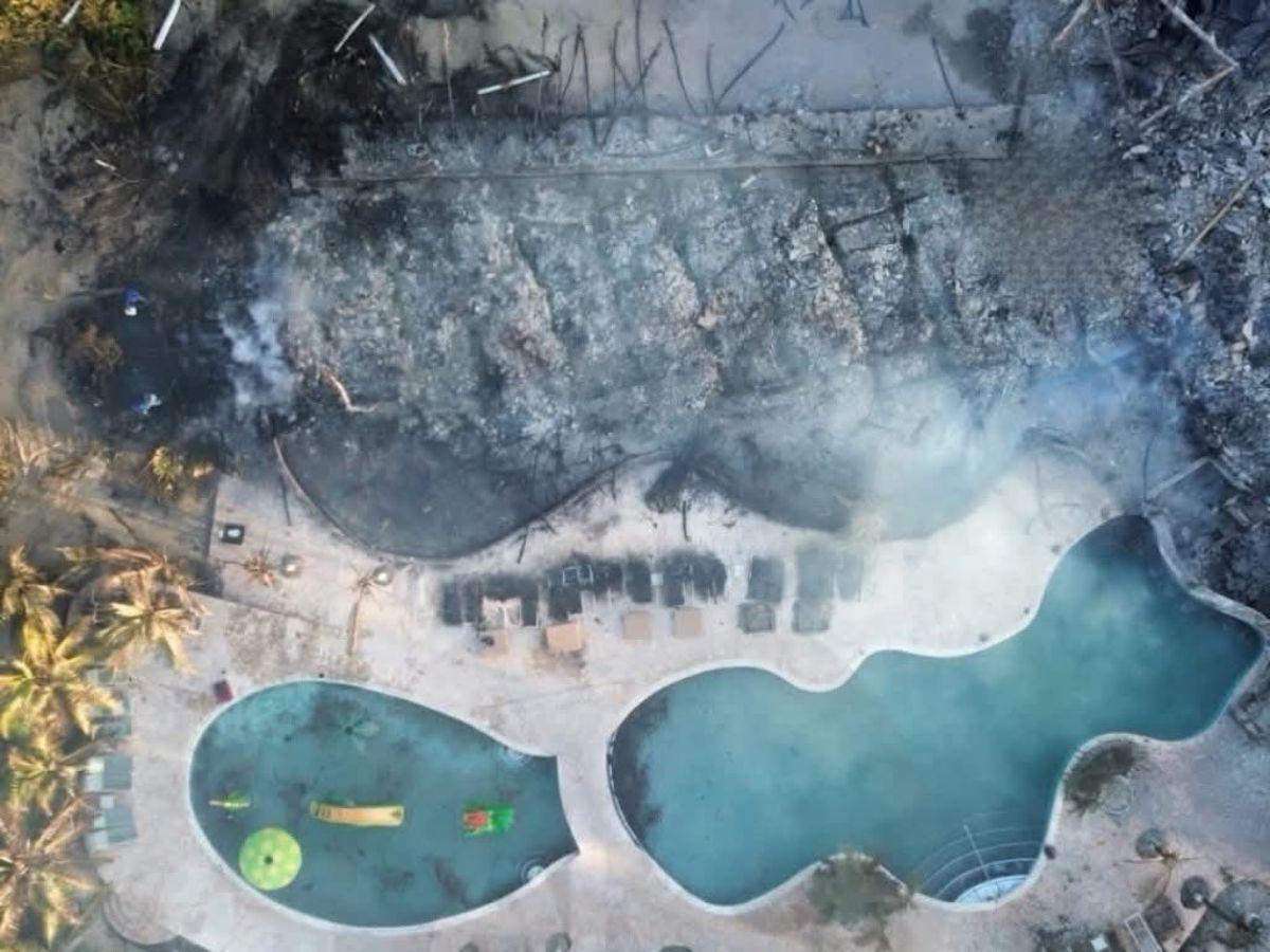 FOTOS: En medio de escombros queda famoso hotel de Roatán tras incendio