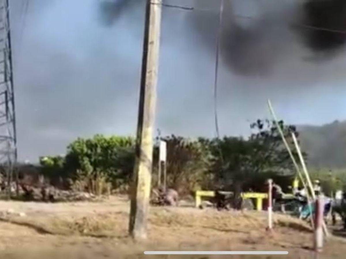 Lluvia de piedras y gas lacrimógeno: afectados por Koriun Inversiones protestan en Choloma