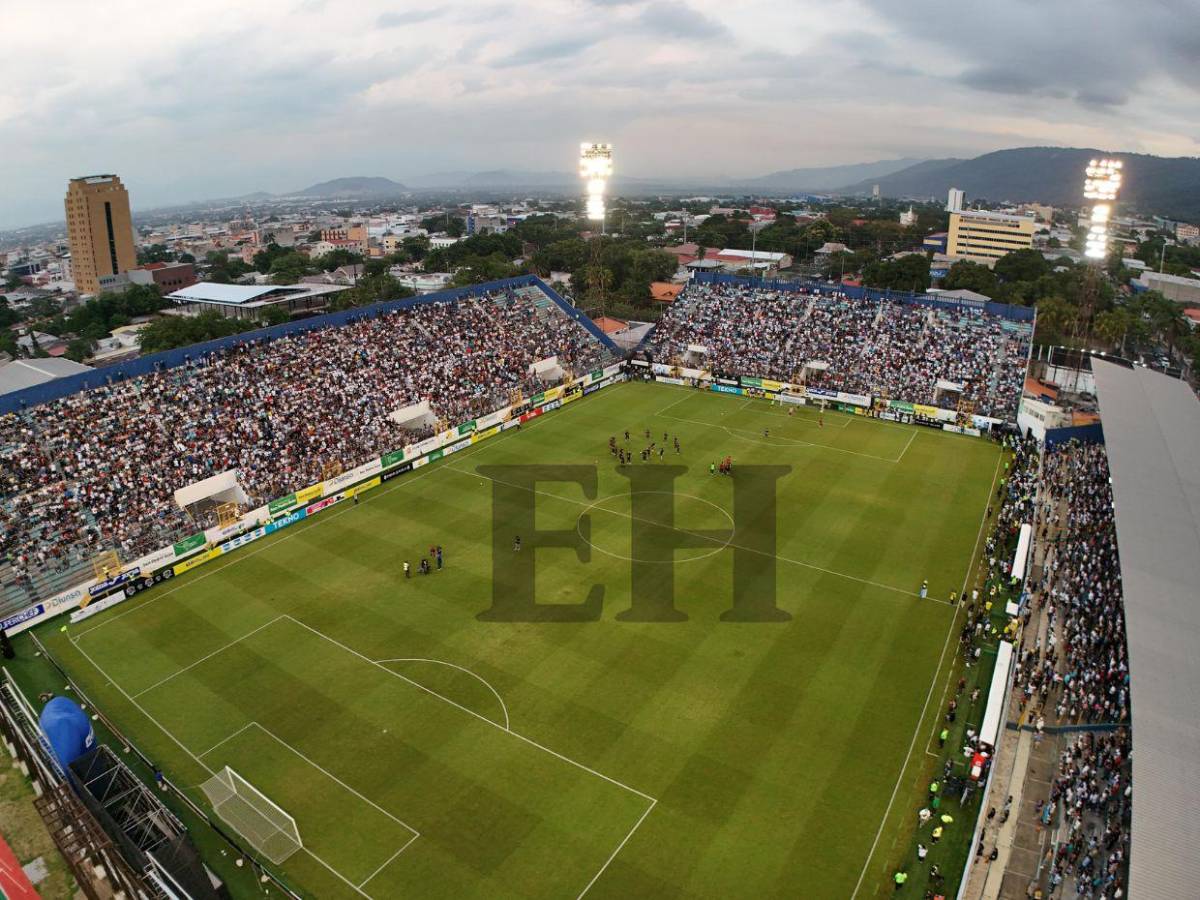 ¡Derrochando flow! La elegancia de El Loco de la Selva en el partido de tiktokers de Honduras vs El Salvador