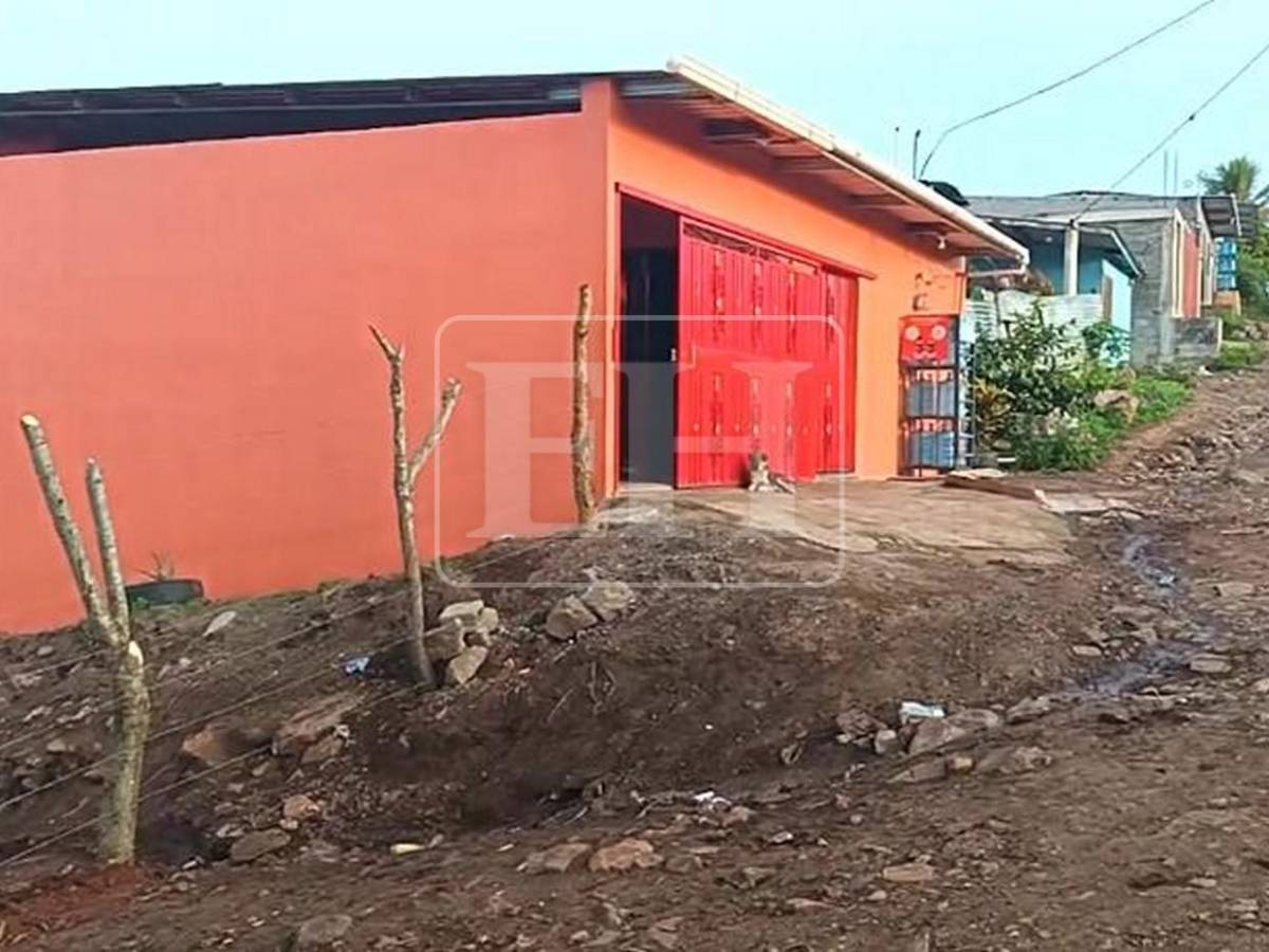 Cerco de púas deja sin paso a vecinos de colonia Monte de los Olivos