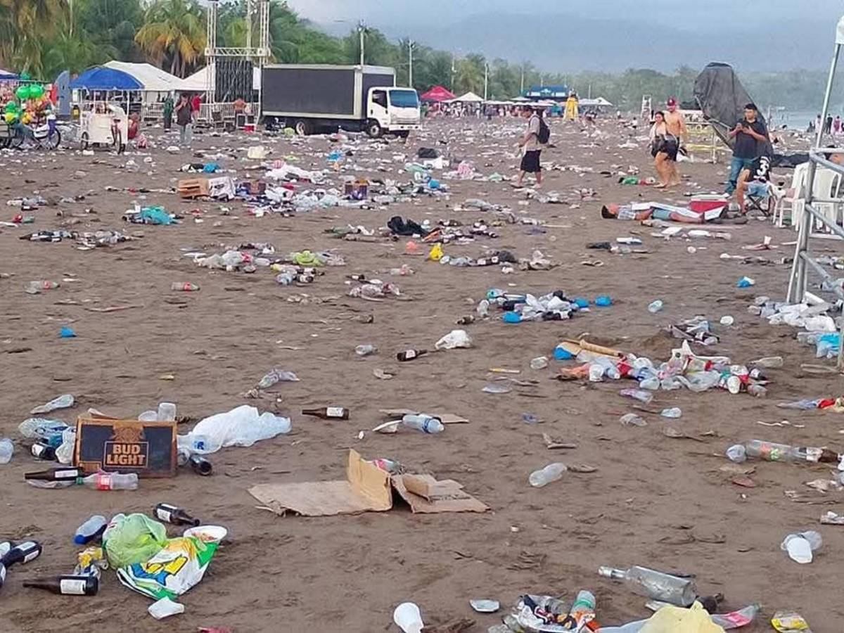 Como basurero: así amaneció la playa El Porvenir, en Puerto Cortés