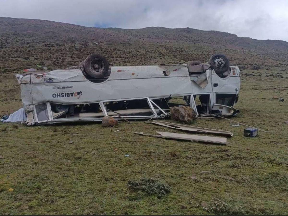 Tragedia en Perú: bus turístico cae por barranco y deja 9 muertos