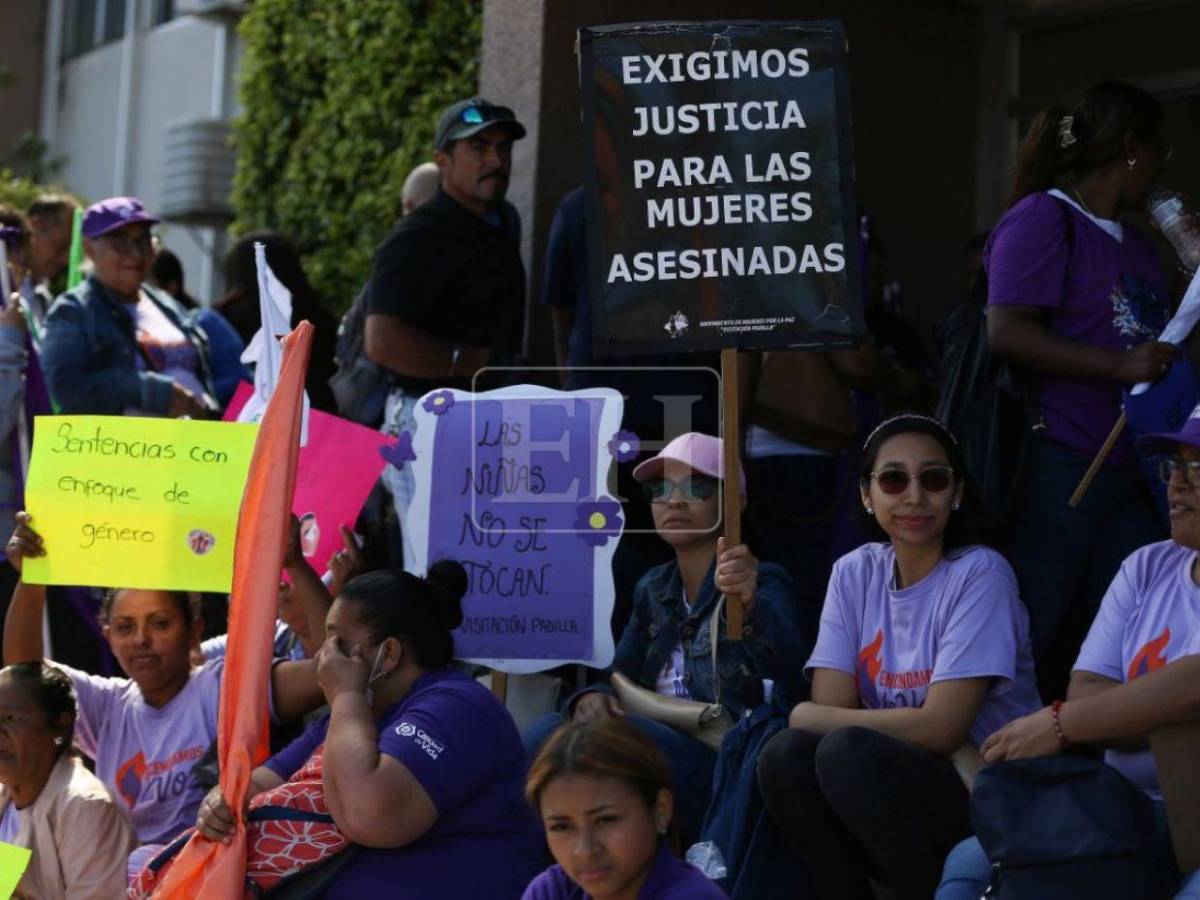 Colectivos feministas exigen justicia en los casos de femicidios frente a la Corte Suprema