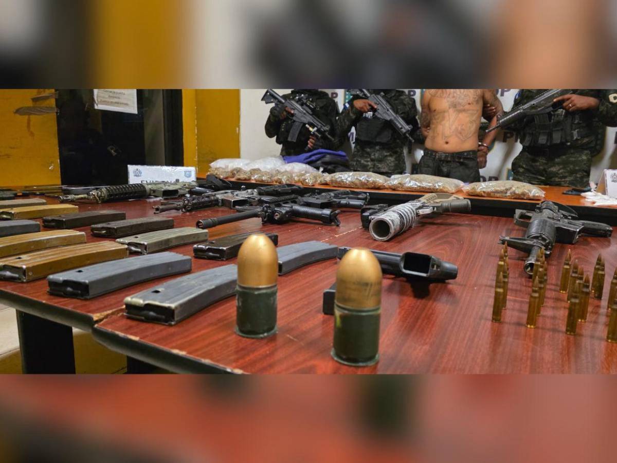 Fusiles AR-15, droga y equipo tecnológico: así fue el fuerte decomiso en residencial de San Pedro Sula