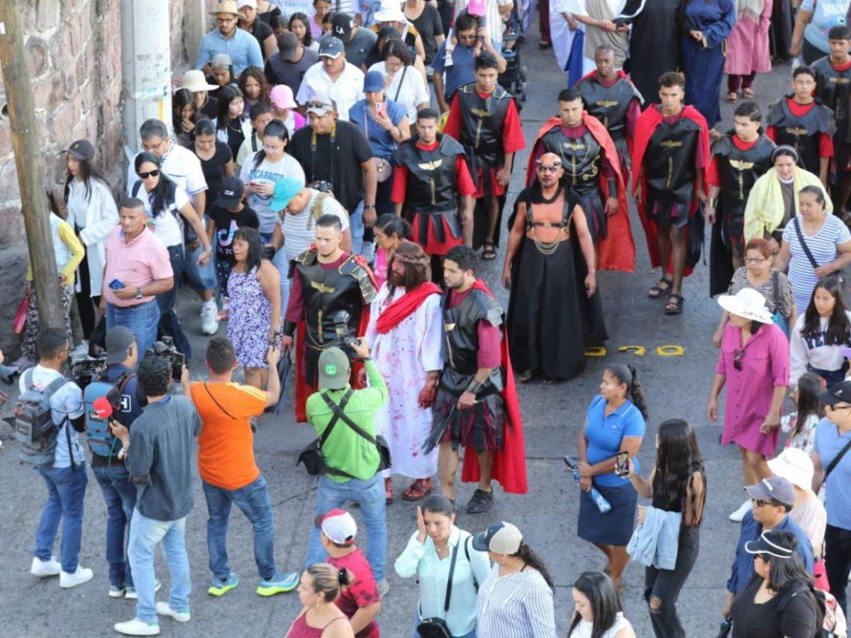 Capitalinos acuden al Vía Crucis en Comayagüela