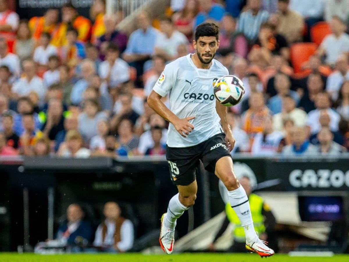 Mercado de fichajes: Dos bajas en Barcelona, Real Madrid va por Olise y 200 millones por Diomande