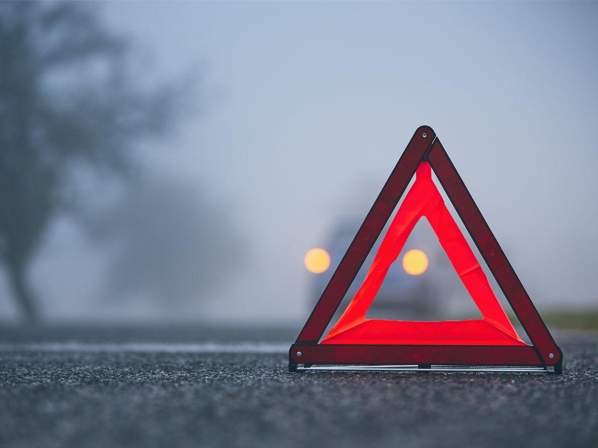 El uso del triángulo de seguridad es obligatorio y de gran utilidad ante una emergencia en carretera.
