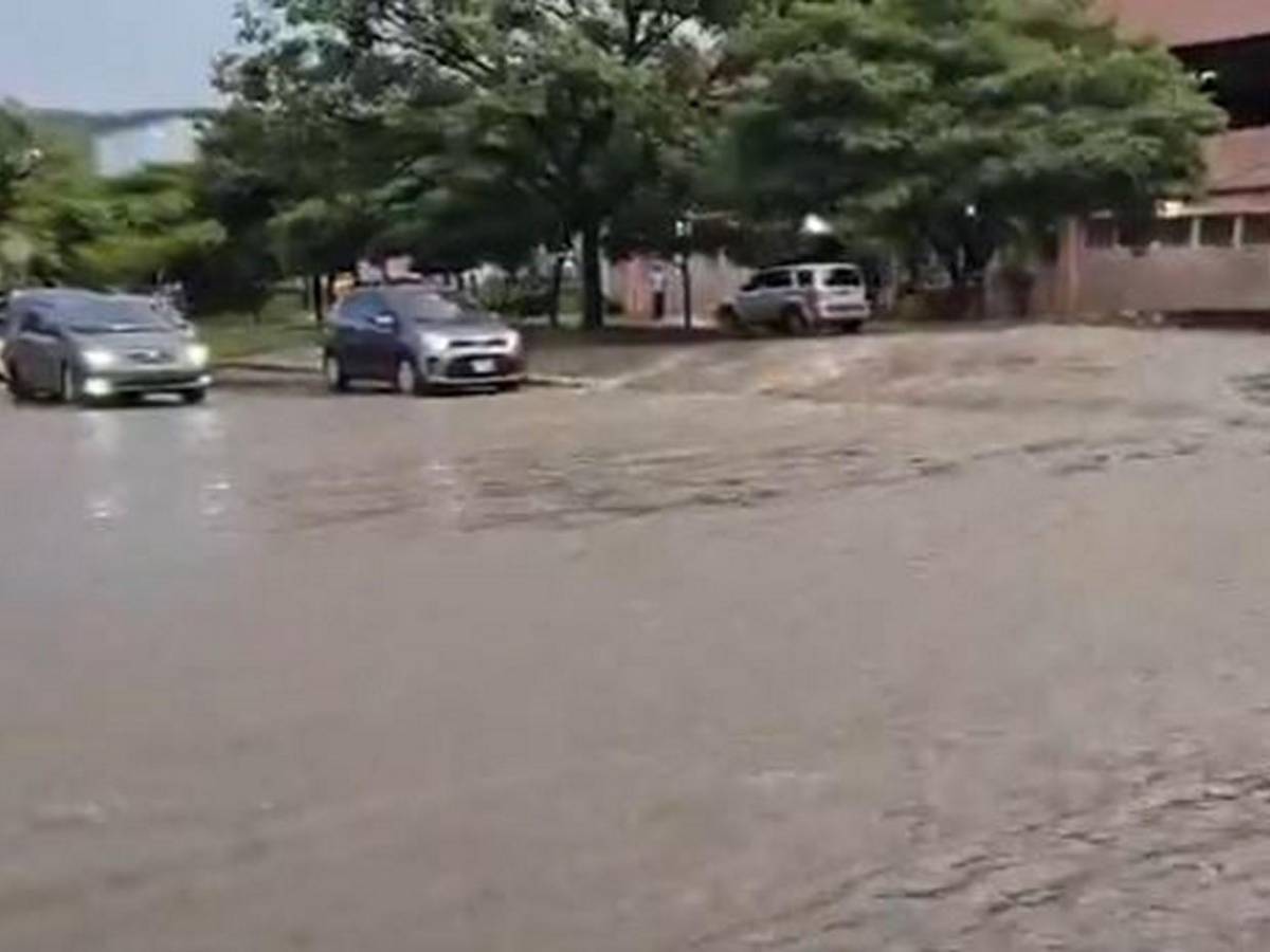 Media hora de lluvia colapsa calles y provoca caos vial en San Pedro Sula