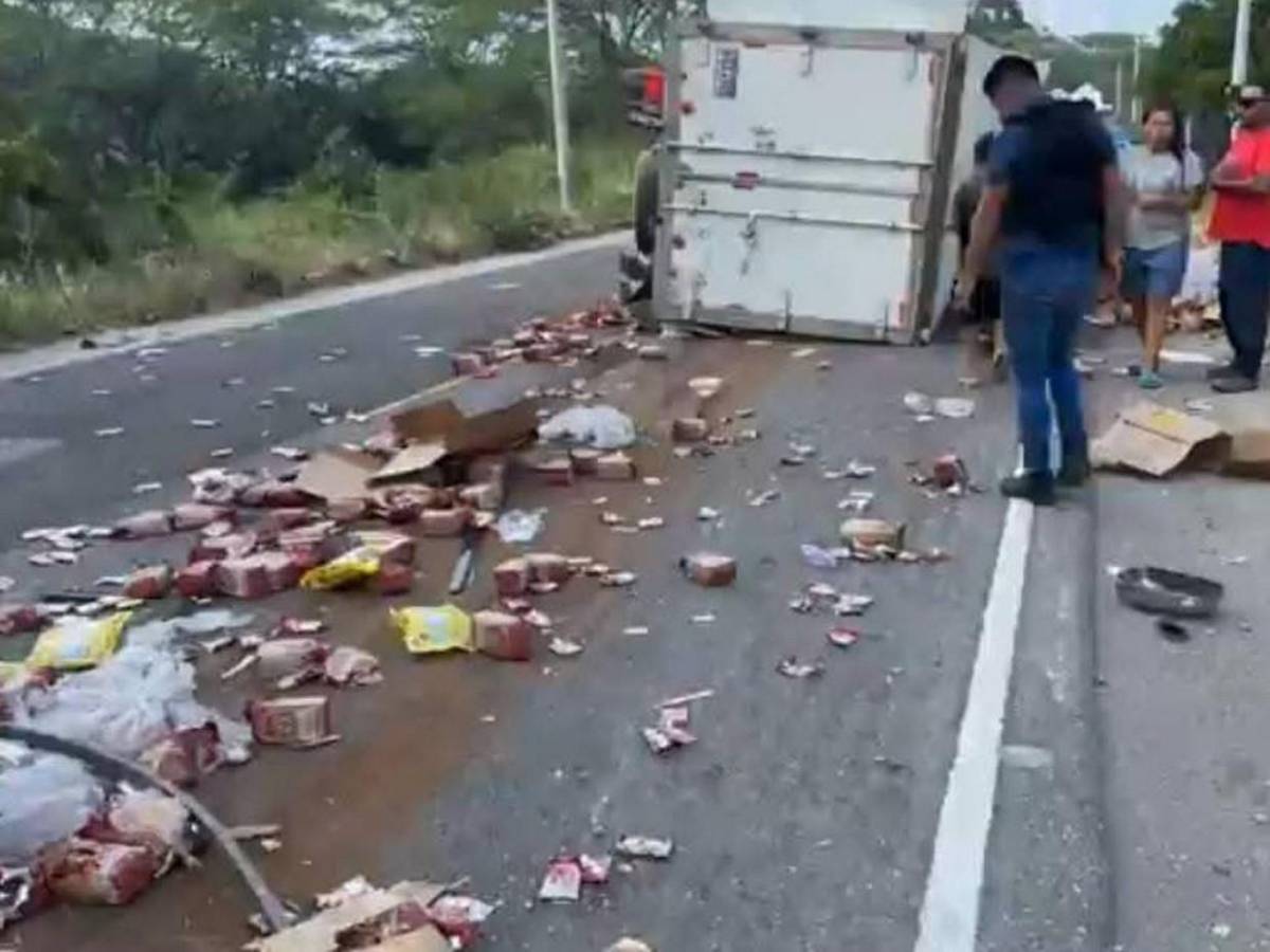 La caótica escena que dejó la colisión de un bus contra varios vehículos en Guaimaca