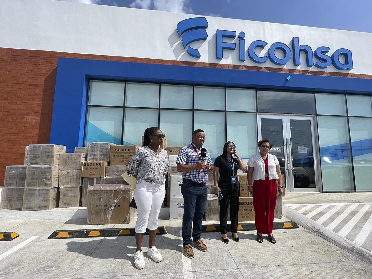 <i>La directora del hospital, la doctora Lastenia Cruz, recibió los insumos médicos entregados por Grupo Ficohsa, fortaleciendo la colaboración entre la empresa y las autoridades locales en momentos de crisis.</i>