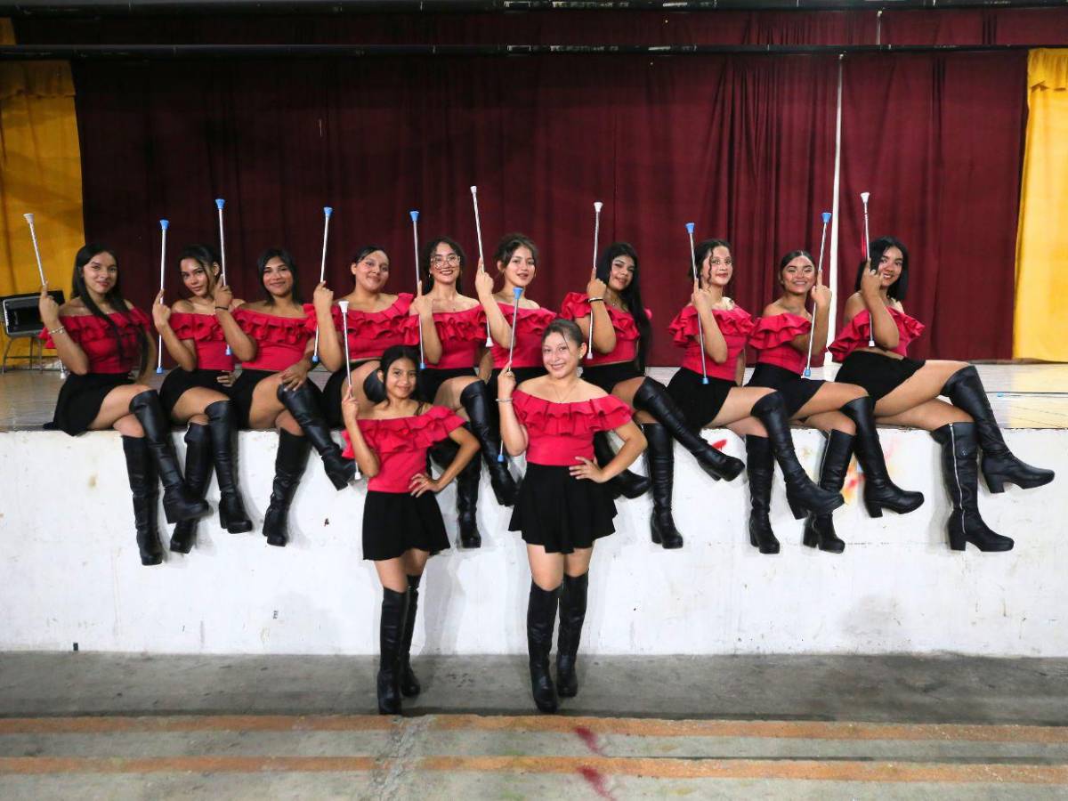 Con orgullo patrio, palillonas del Instituto Superación San Francisco listas para los desfiles