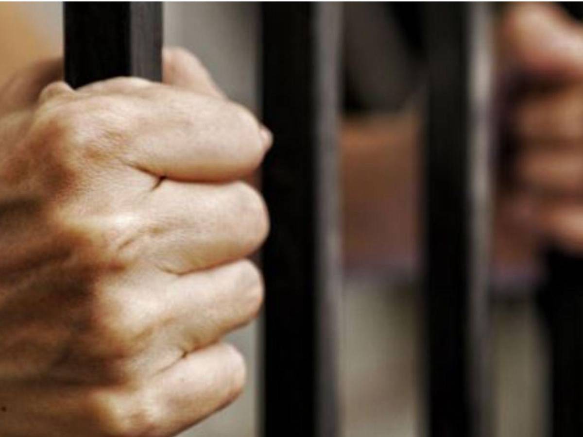 Así te quería agarrar: Mujer fue detenida y abusada en su celda; vinculan a cuatro policías