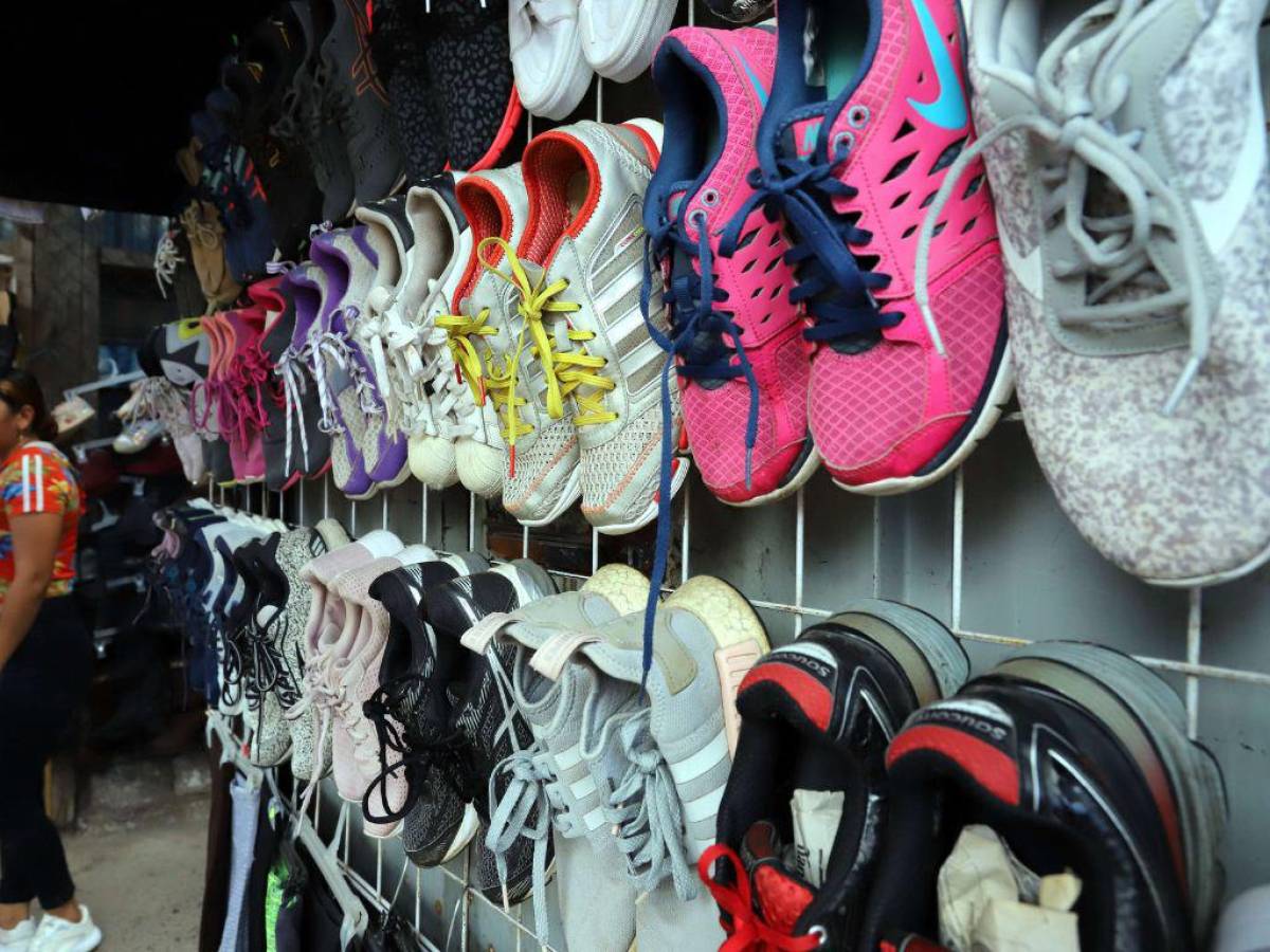 Entre la cuarta y quinta avenida, Eleana Sierra ofrece zapatos desde los 30 hasta los 580 lempiras.