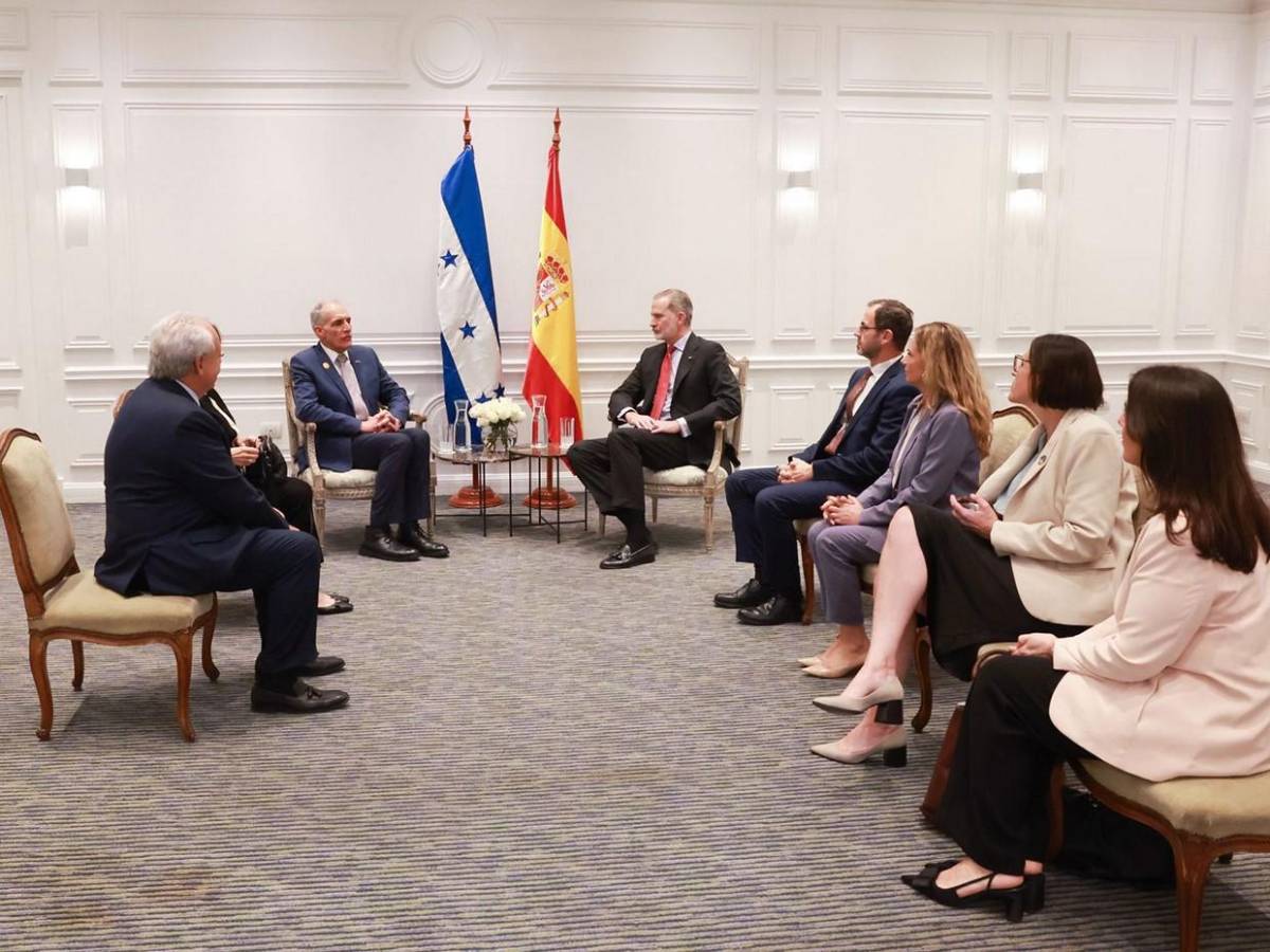 Nasry Asfura se reúne con el rey Felipe VI y José Antonio Kast previo investidura en Chile