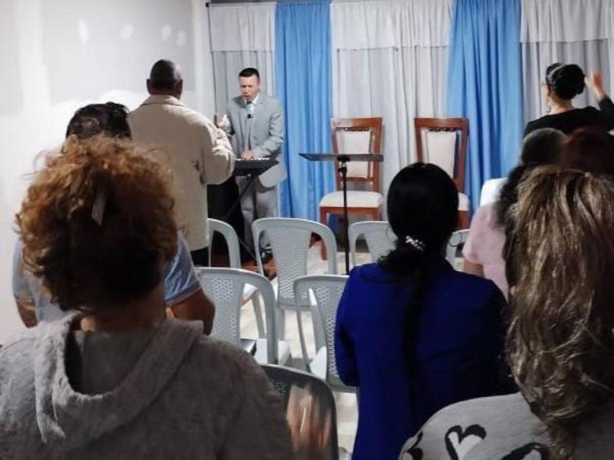 Fue poseído por el diablo: Pastor que abusó de su hijastra es defendido por sus seguidores