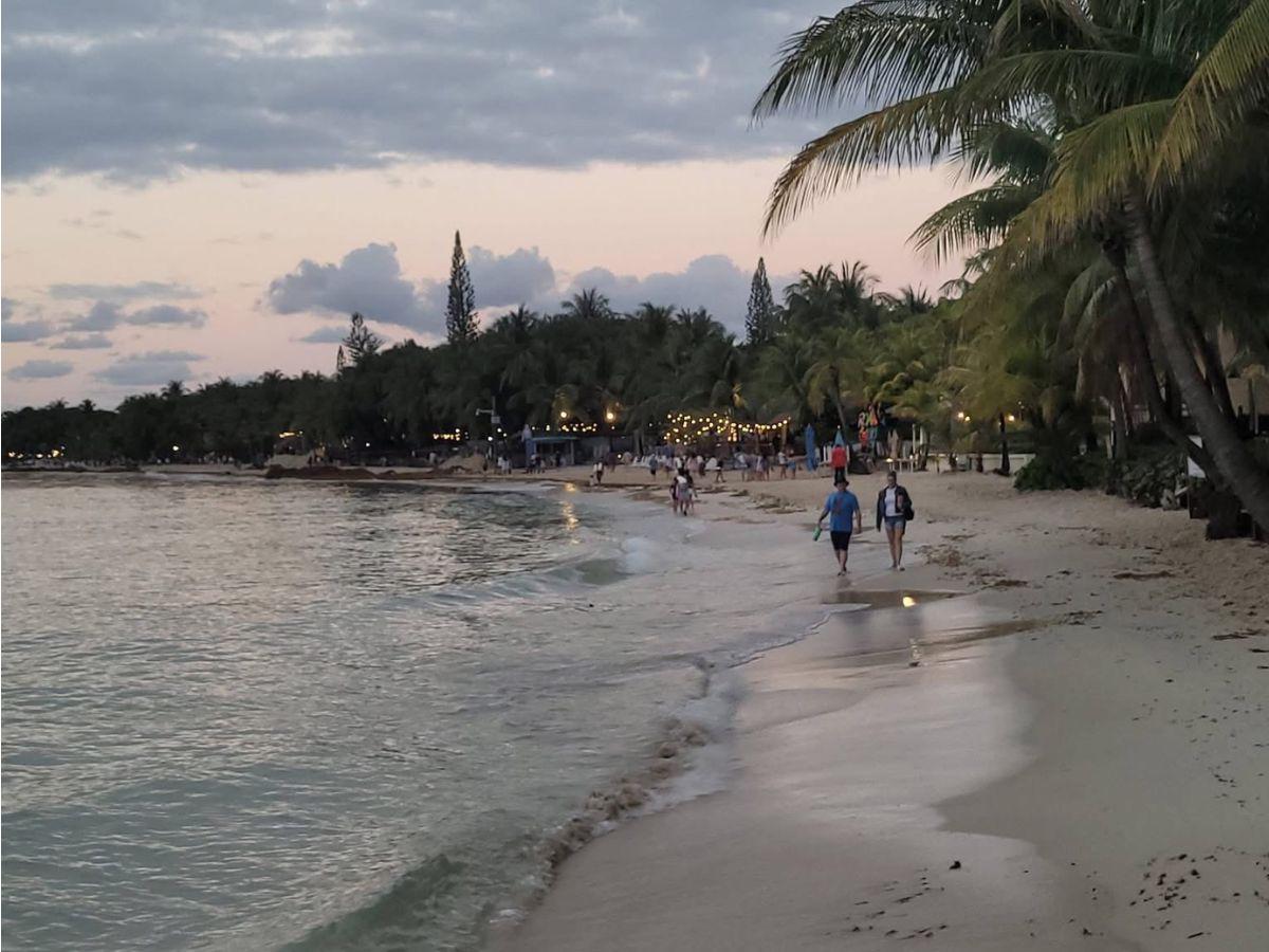 En total limpieza van quedando las playas de West Bay tras invasión de sargazo
