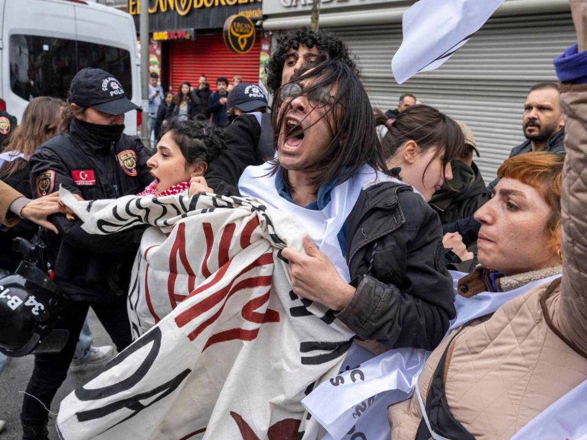 Entre golpes y detenciones, Estambul se suma a la marcha en el Día del Trabajador