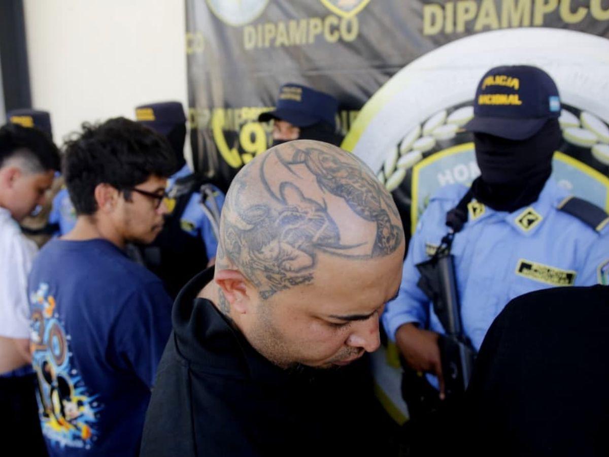 Con tatuajes en rostro, cabeza y pecho: ellos son los ocho pandilleros de la 18 capturados