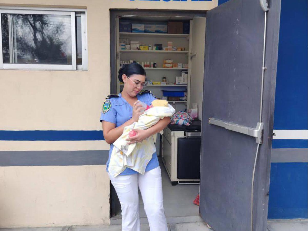 Lo abandonaron en una banca: rescatan a bebé con el cordón umbilical en Choloma