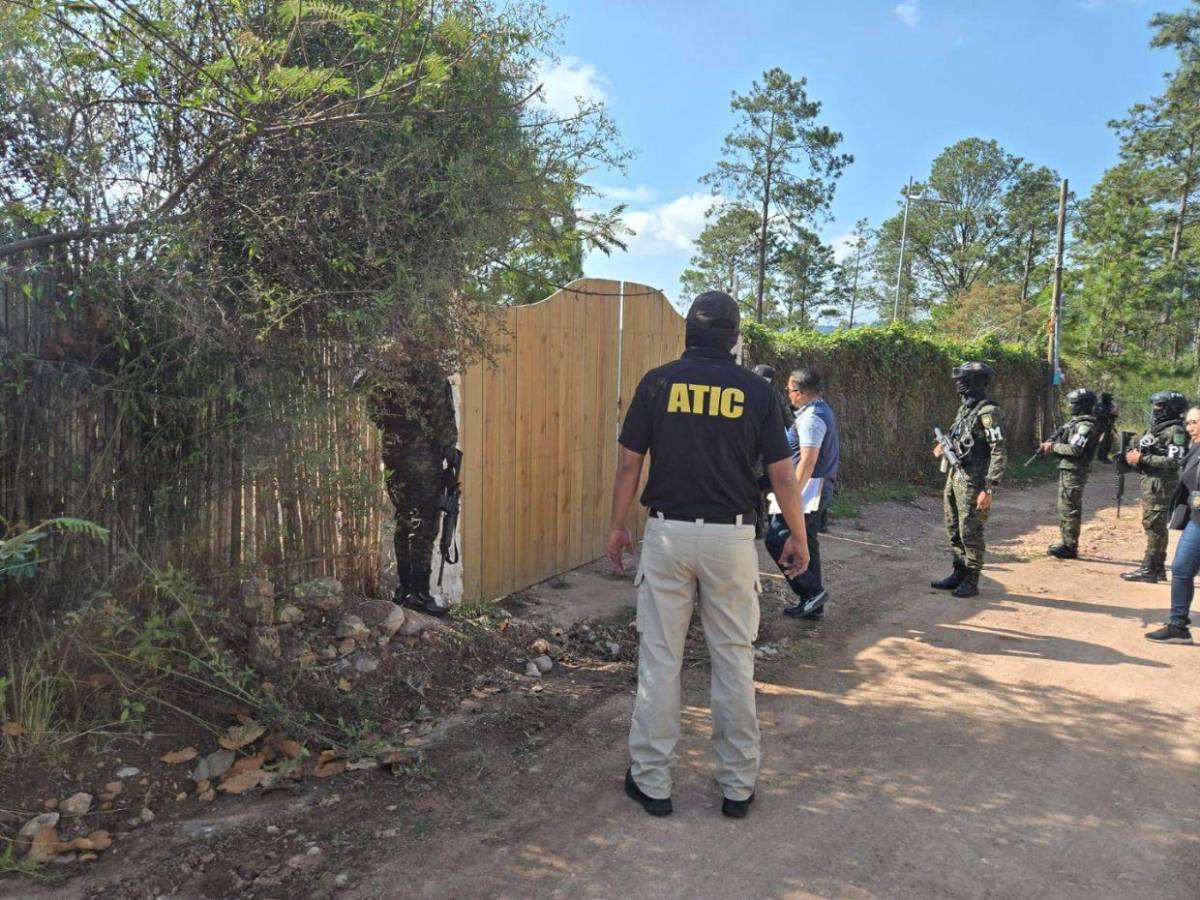 Semidestruida y sin utensilios luce la cabaña donde encontraron a Luis y Alejandra