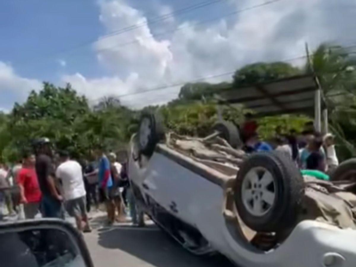 Quedaron atrapados en la mototaxi: momento en que rescataron a niños accidentados en Omoa